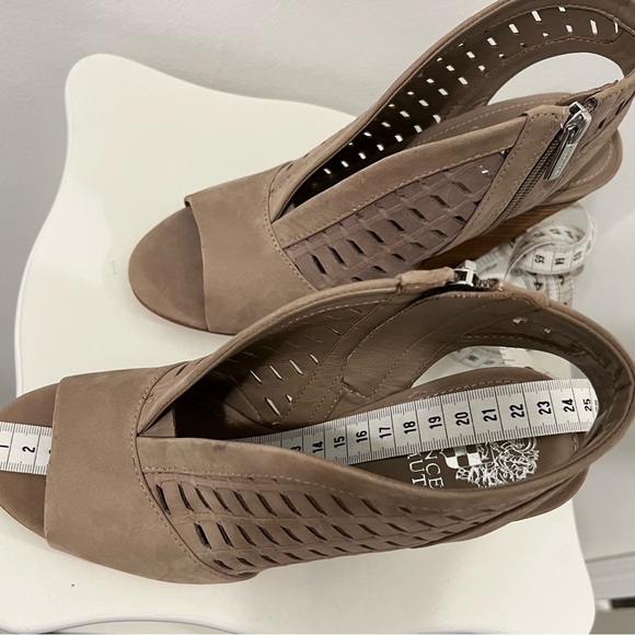 Vince Camuto Women's Tan Peep-Toe Heeled Sandals - Picture 7 of 9